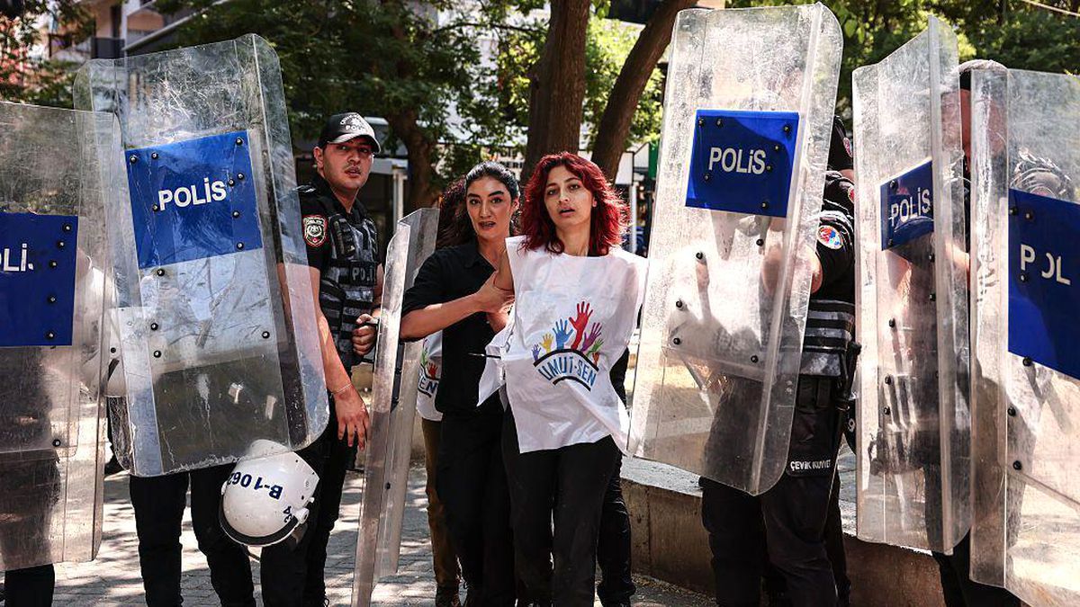NATO Zirvesi Protestosuna Polis Müdahalesi