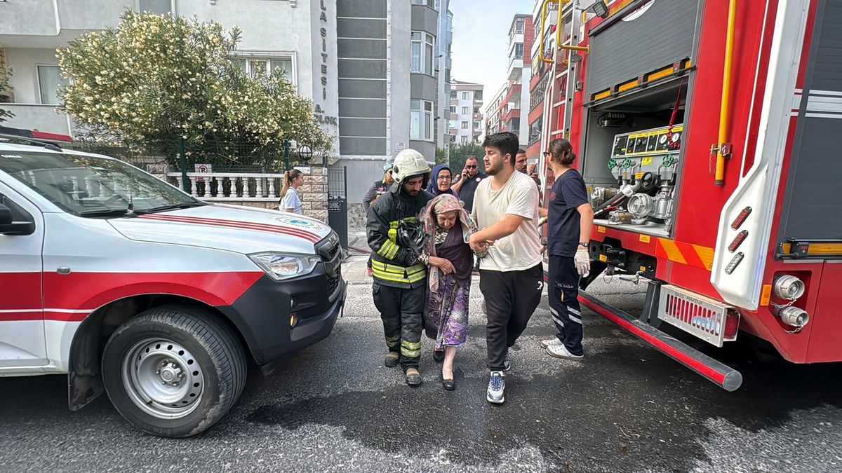 Çorlu\'da Yangında Kadın Kurtarıldı