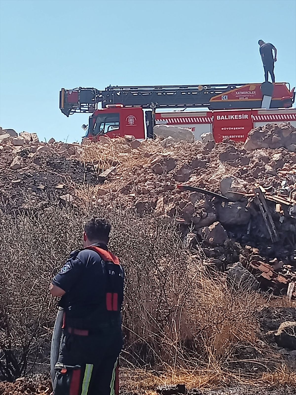 Ayvalık\'ta Çöplük Yangını Kontrol Altına Alındı