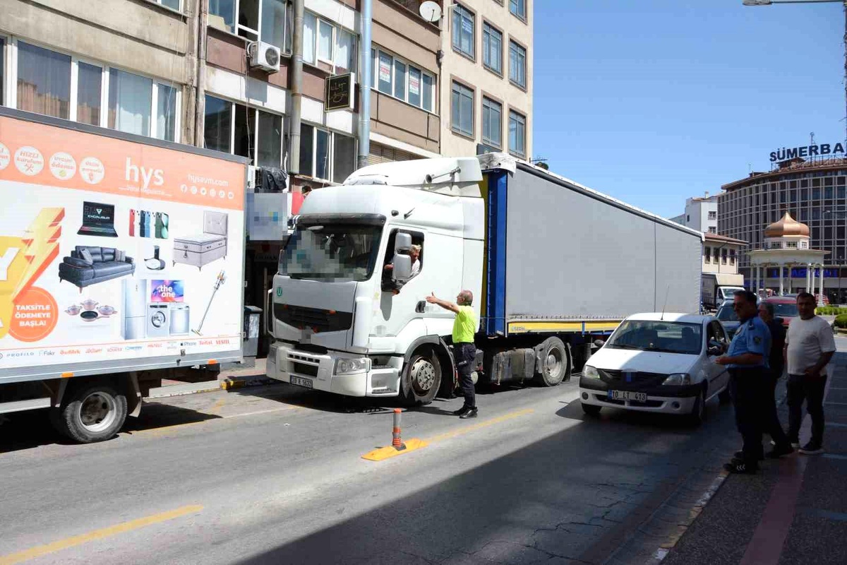Balıkesir\'de Tır Trafiği Kilitledi