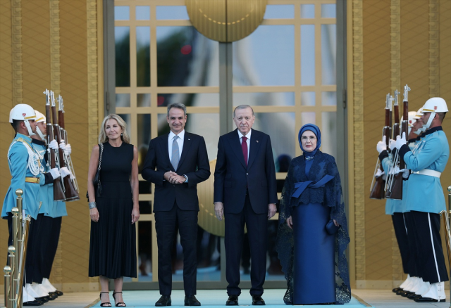 Beştepe'deki karşılamada dikkat çeken anlar! Miçotakis ve eşi gelirken...