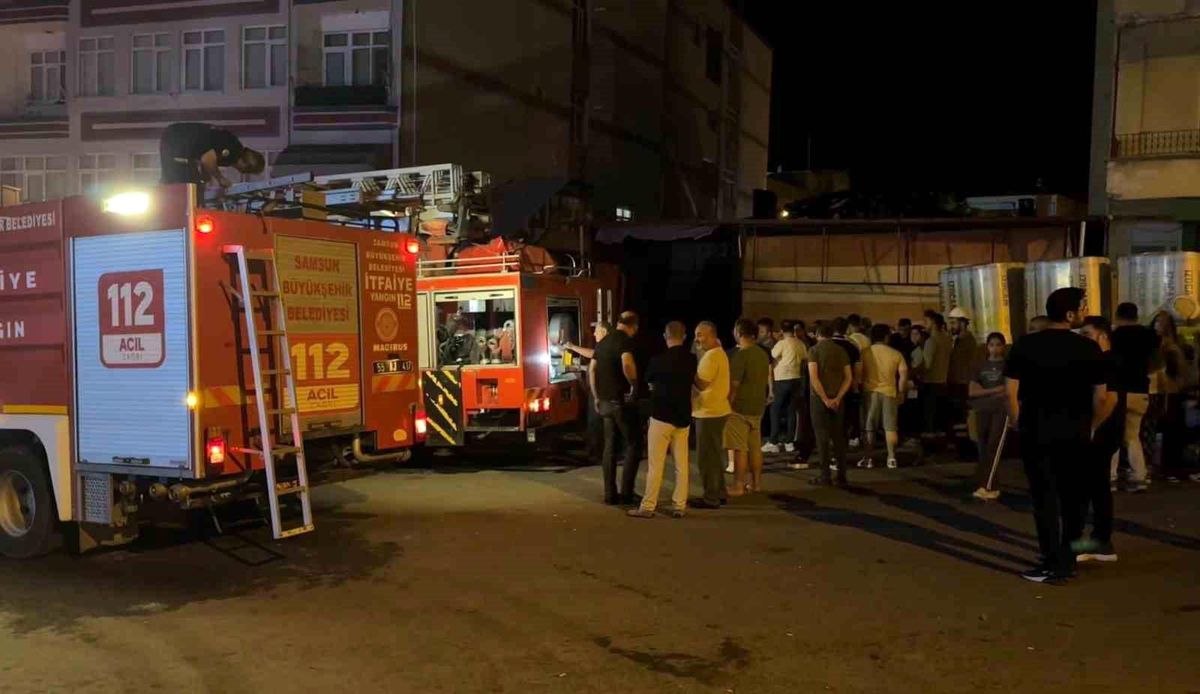 Tekkeköy\'de Boya Deposunda Yangın
