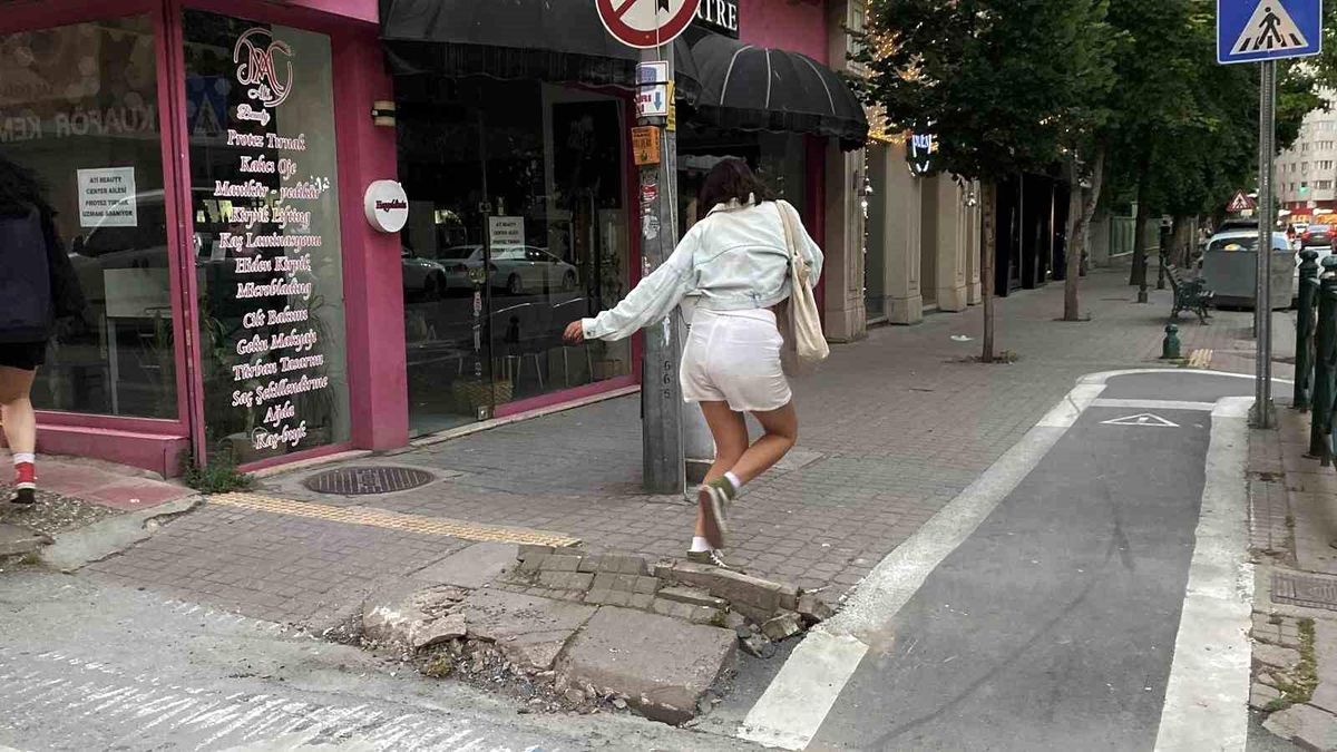 Eskişehir\'de Hasarlı Kaldırım Tehlikesi