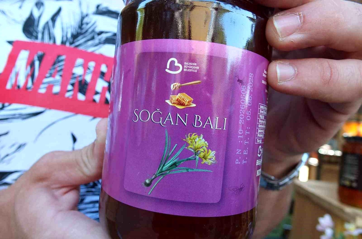 Burhaniye\'de Soğan balı piyasaya çıktı