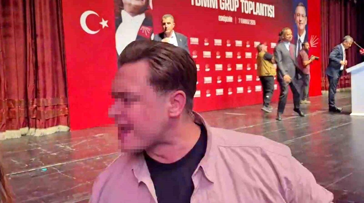 Koruma, gazeteciye müdahale etti