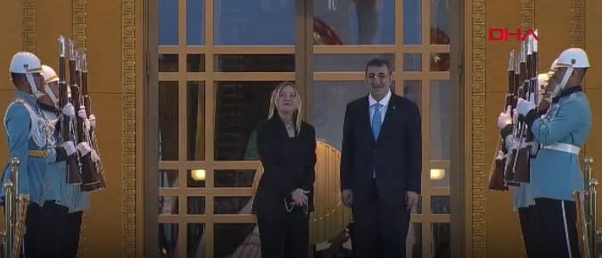 NATO Zirvesi\'nde yemeğe en son katılan lider Meloni