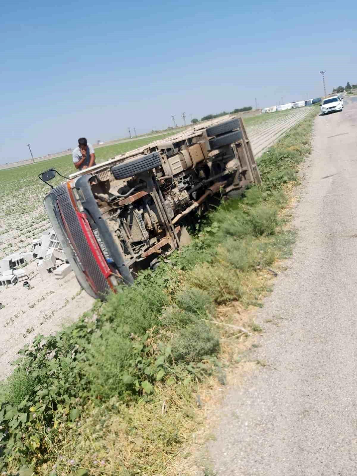 Kumlu\'da Briket Yüklü Kamyon Tarlaya Uçtu