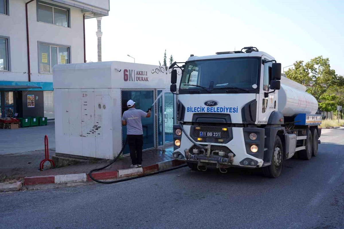 Duraklarda temizlik ve yıkama çalışması yapıldı