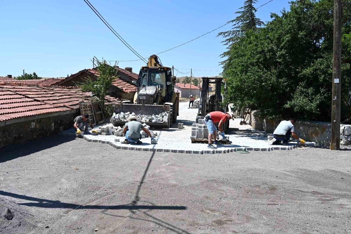 Dutluca Mahallesi\'nde kilit taş yol çalışması devam ediyor