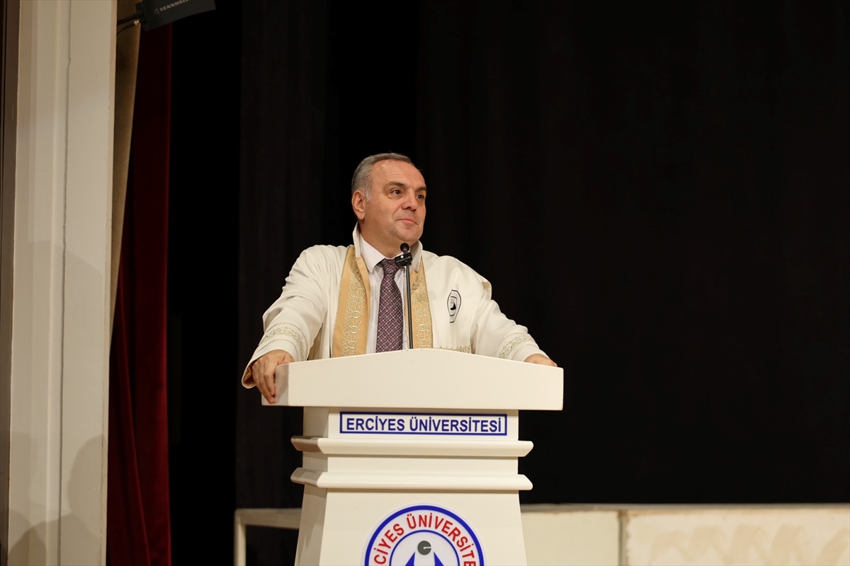 Erciyes Üniversitesi\'nden 15. Dönem Mezunları