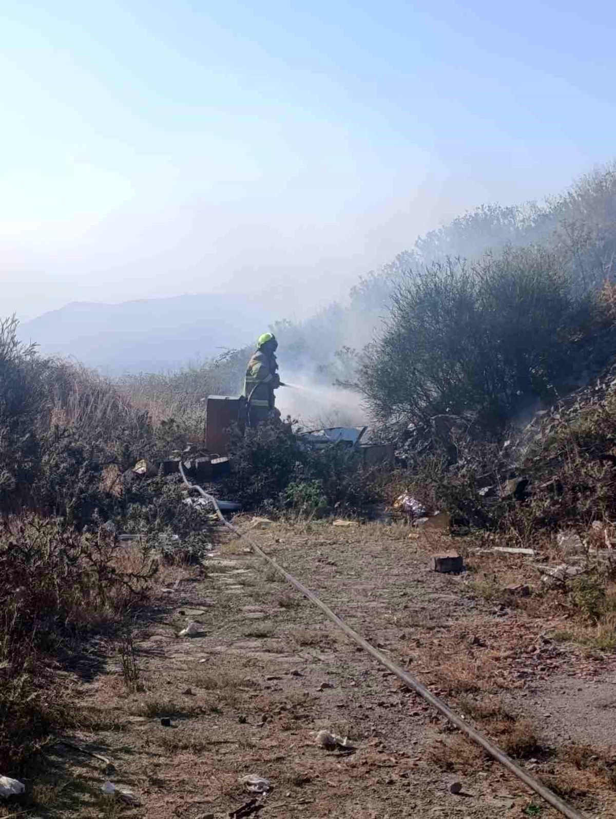 Erdek\'te mezarlık girişindeki ot yangını büyümeden söndürüldü