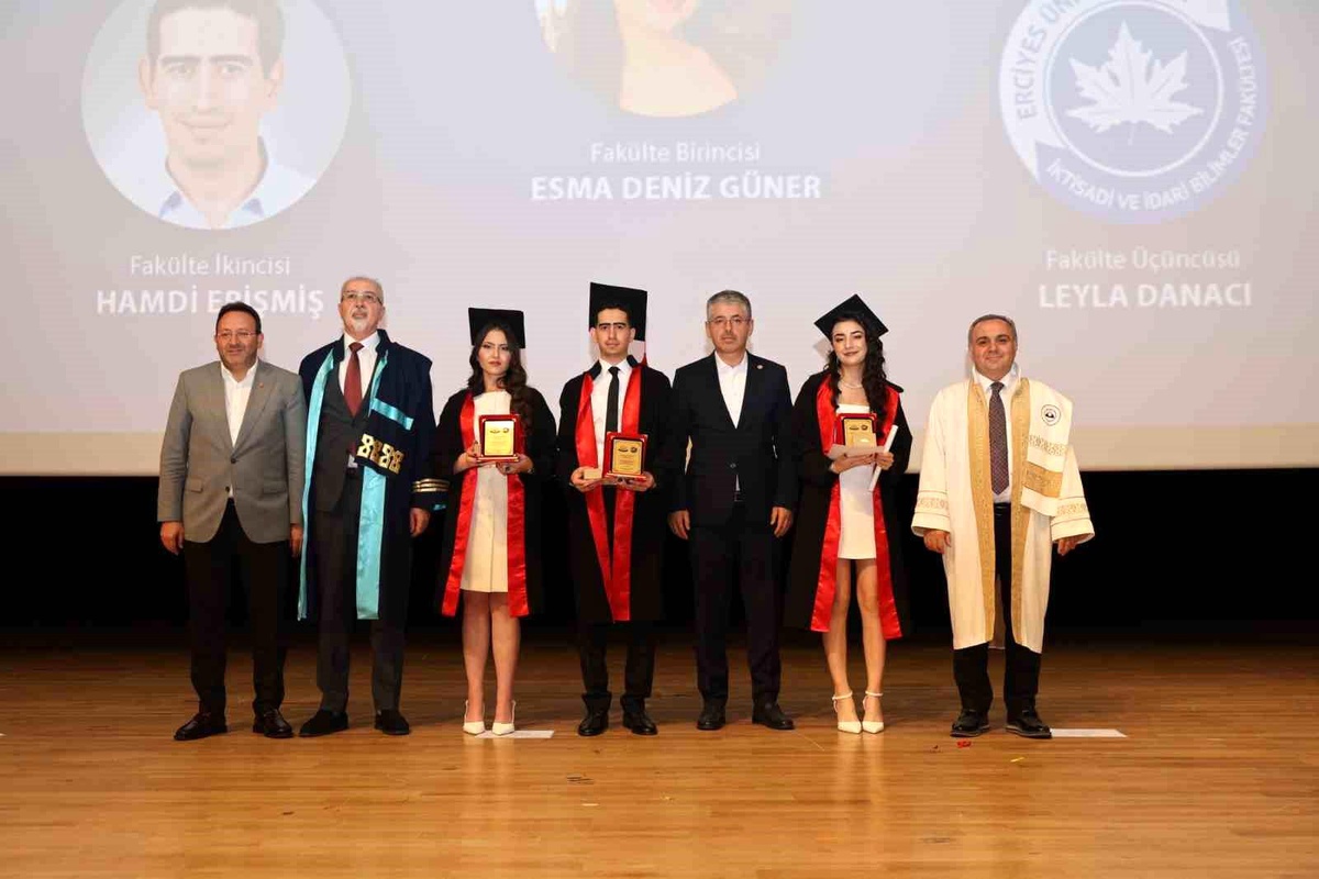 Erciyes Üniversitesi\'nde Mezuniyet Töreni