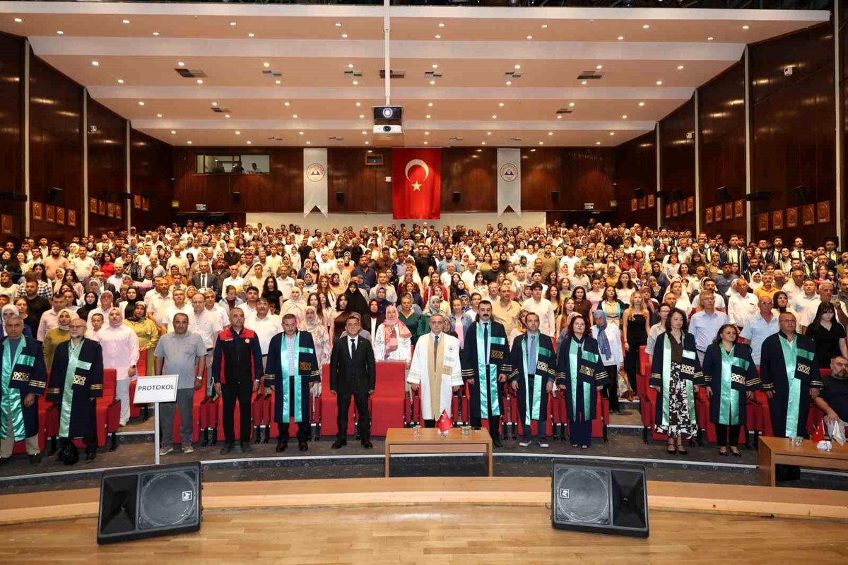 Erciyes Üniversitesi\'nde Mezuniyet Coşkusu