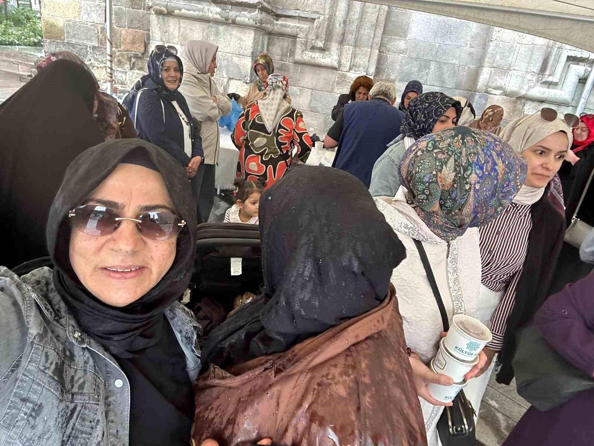 Erzurum Kent Konseyi Kadın Meclisi\'nden Çifte Minareli Medrese önünde aşure ikramı