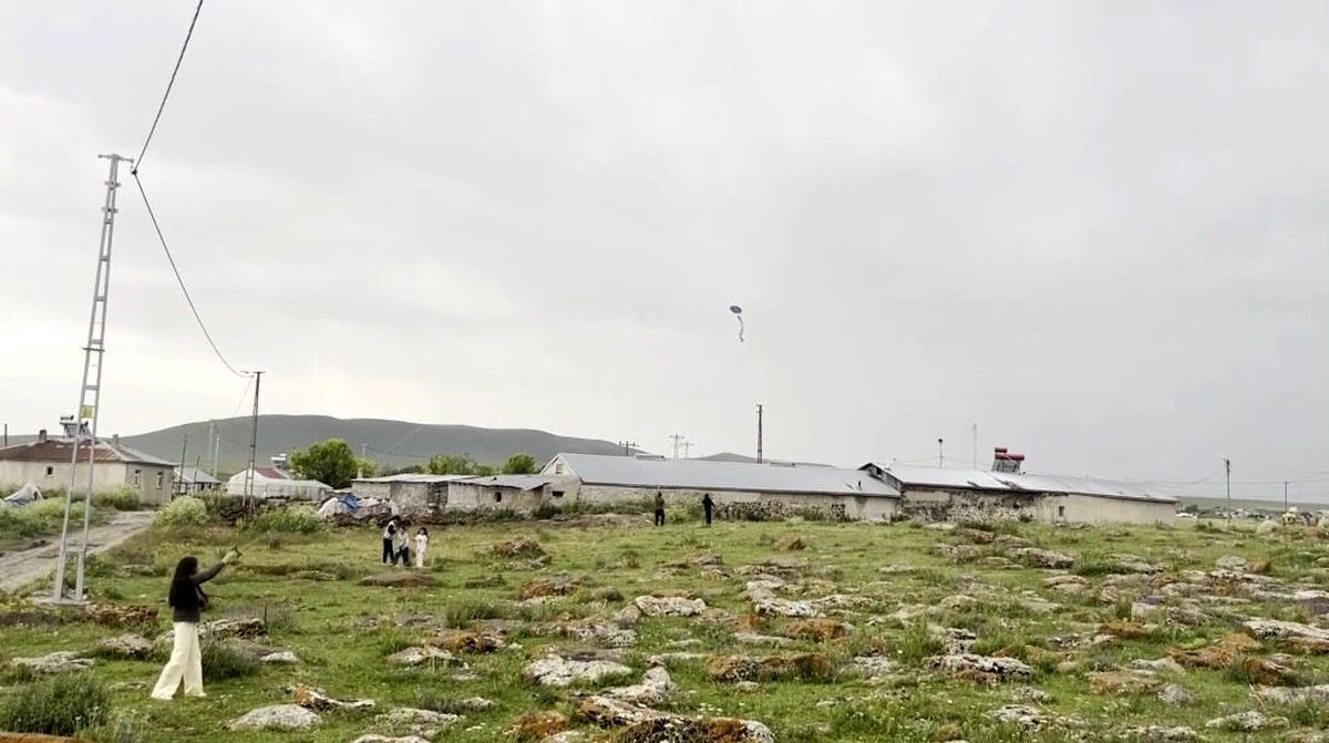 Kars\'ta Çocukların Uçurtma Sevinci