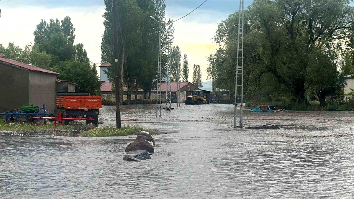 Kars\'ta Sel; Yaşlı Çift Kurtarıldı