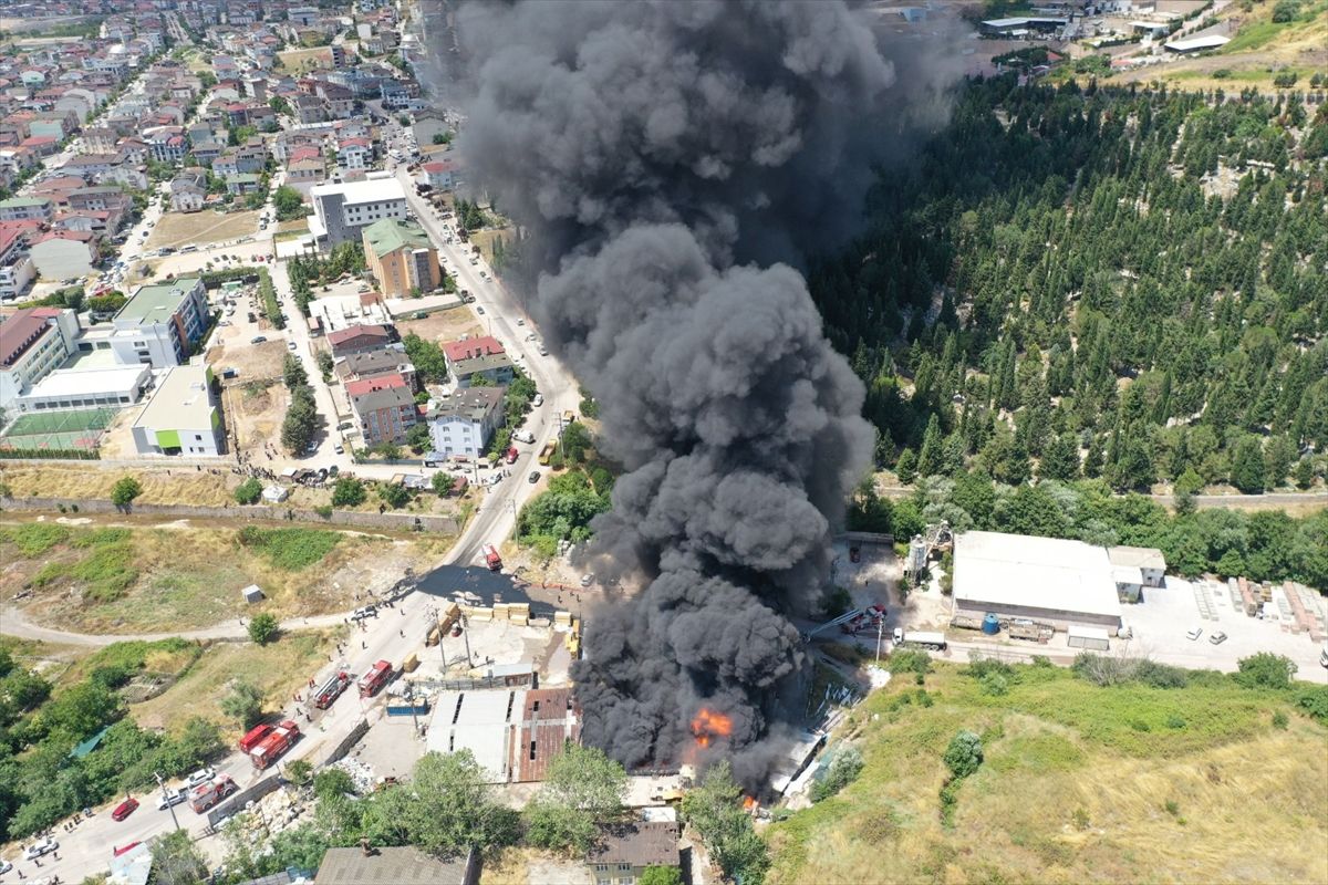 Kocaeli\'de Fabrika Yangını: 1 Ölü, 2 Yaralı