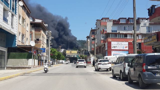 Kocaeli'de fabrika yangını! Alevler birden yükseldi