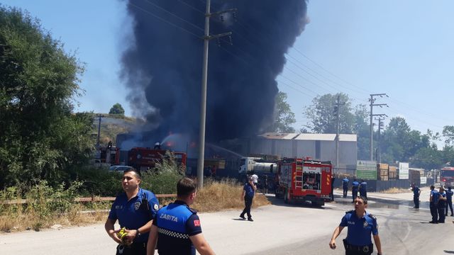 Kocaeli'de fabrika yangını! Alevler birden yükseldi