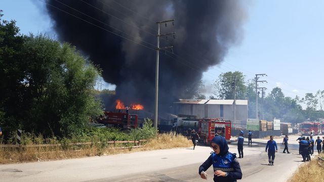 Kocaeli'de fabrika yangını! Alevler birden yükseldi
