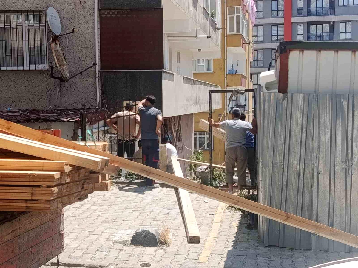 Küçükçekmece\'de Merdiven Çöktü