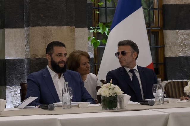 Macron’un Şam ziyareti güneş gözlükleriyle tarihe geçti