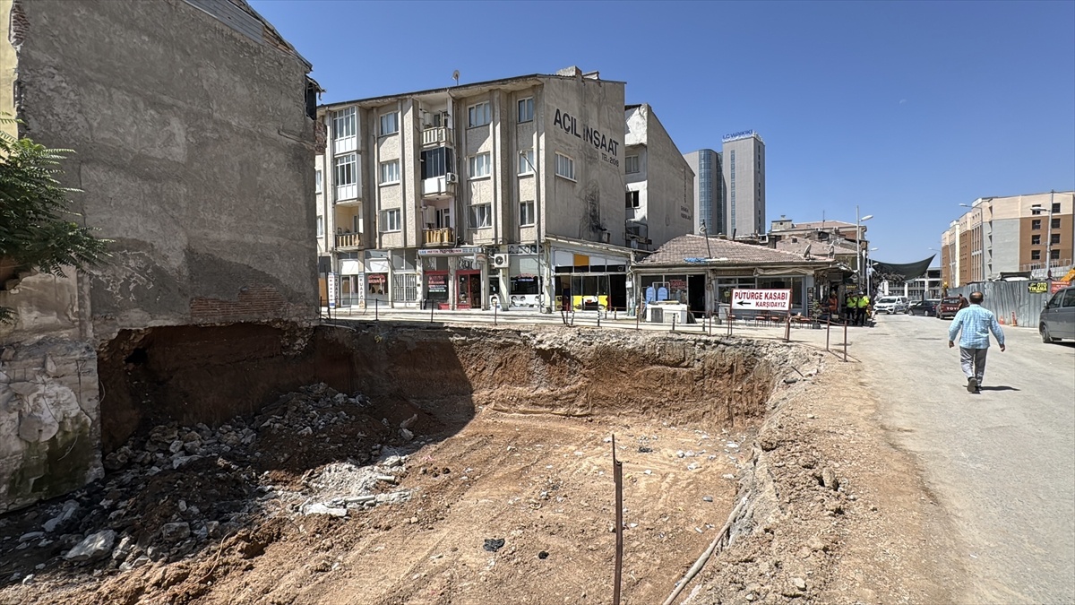 Malatya\'da İnşaatta Göçük, Bina Boşaltıldı
