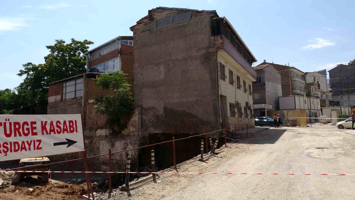 Malatya\'da Apartmanda Göçük, Bina Tahliye Edildi