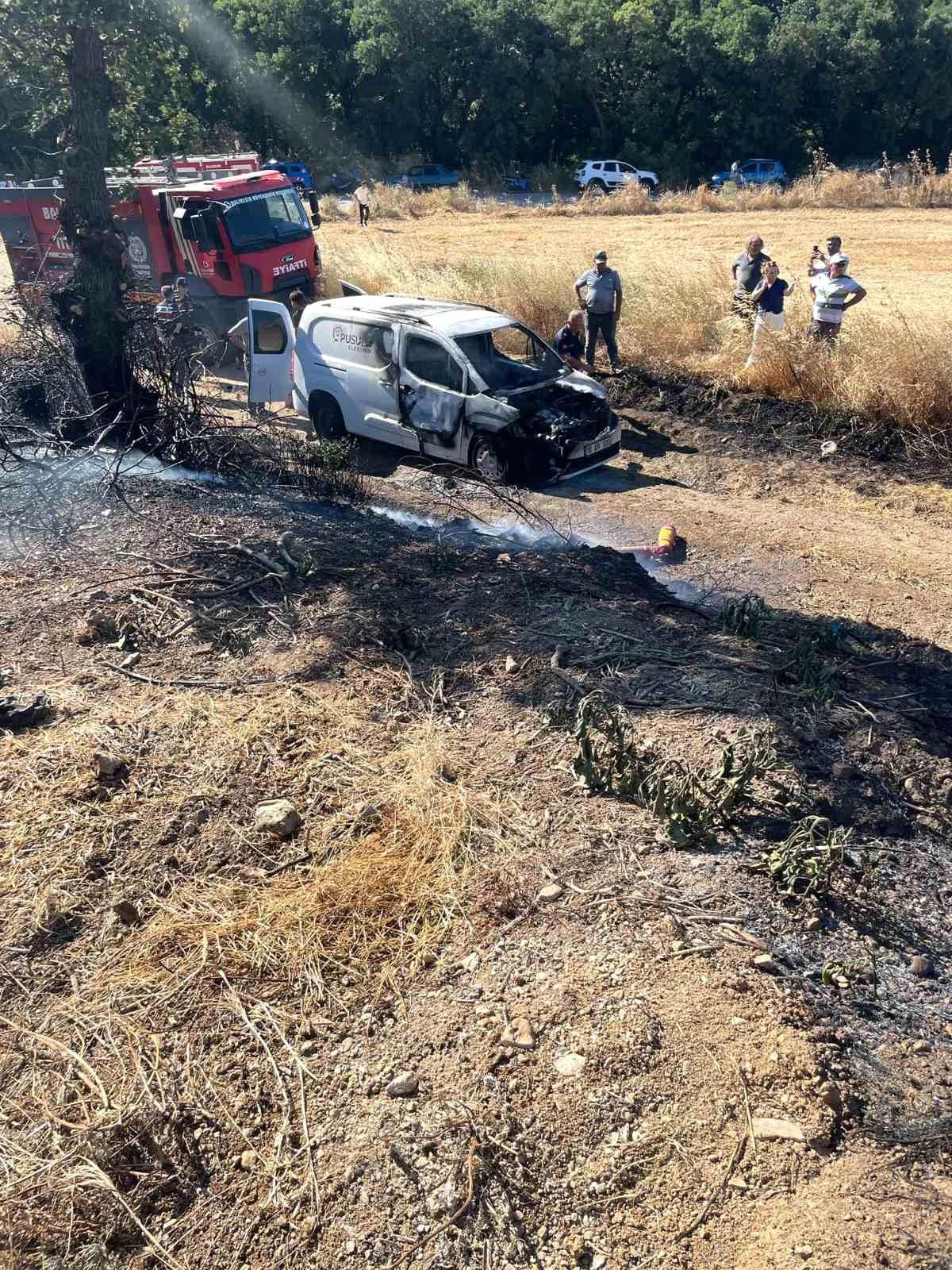 Manyas\'ta yanan araçtan otluk alana sıçrayan yangın söndürüldü