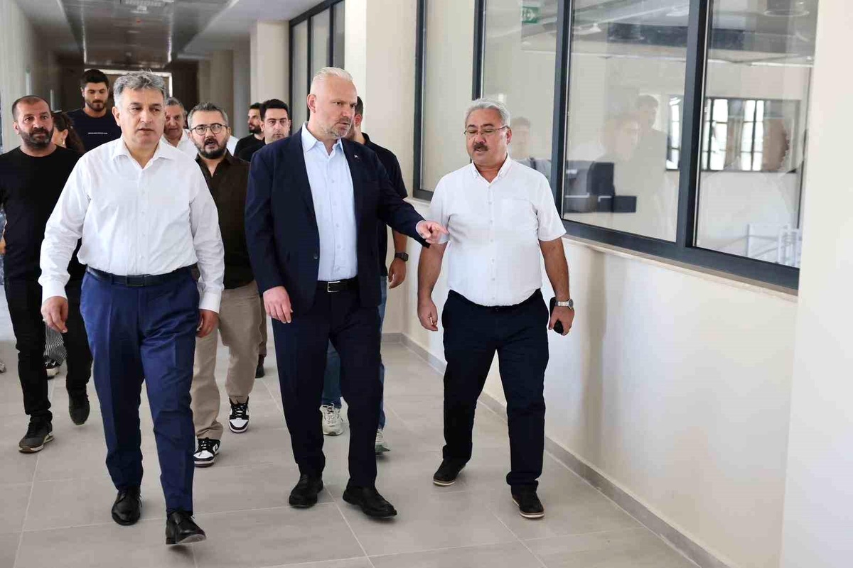 Menemen\'de yapımı süren yeni gençlik merkezinde inceleme