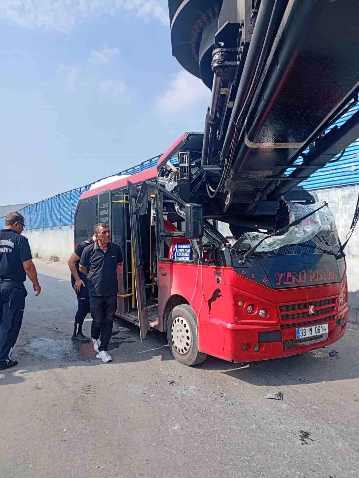 Mersin\'de minibüs vince çarptı: 1 yaralı