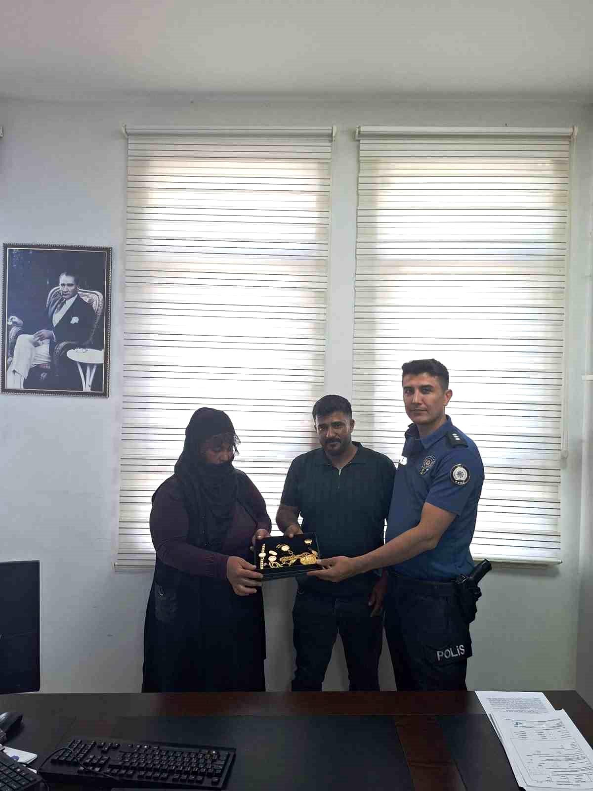 Bulanık\'ta Bulunan Ziynet Eşyaları Sahibine Ulaştrıldı