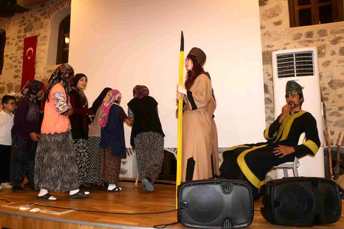 Sivrihisar\'da Çocuk Tiyatrosu Gösterimi
