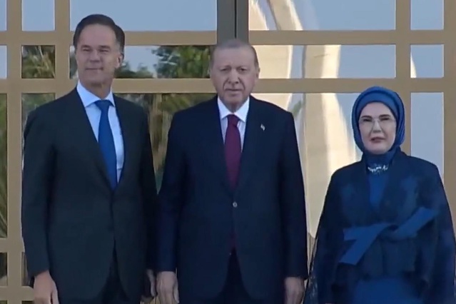 Beştepe’deki karşılamada dikkat çeken anlar! Miçotakis ve eşi gelirken…