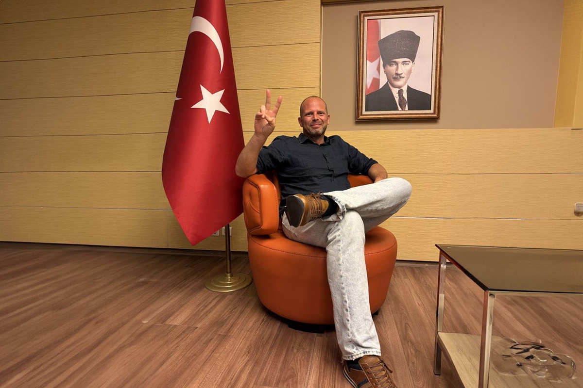 NATO Zirvesi\'nde tartışma yaratan kare! Özür dileyip apar topar sildi