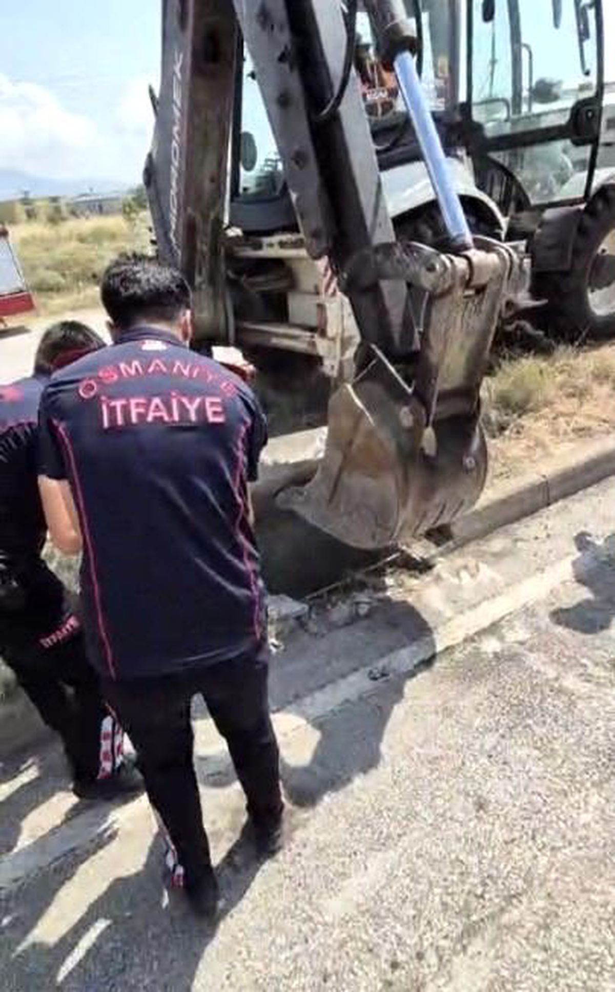 Osmaniye\'de mazgala düşen yavru kedi itfaiye ekiplerince kurtarıldı