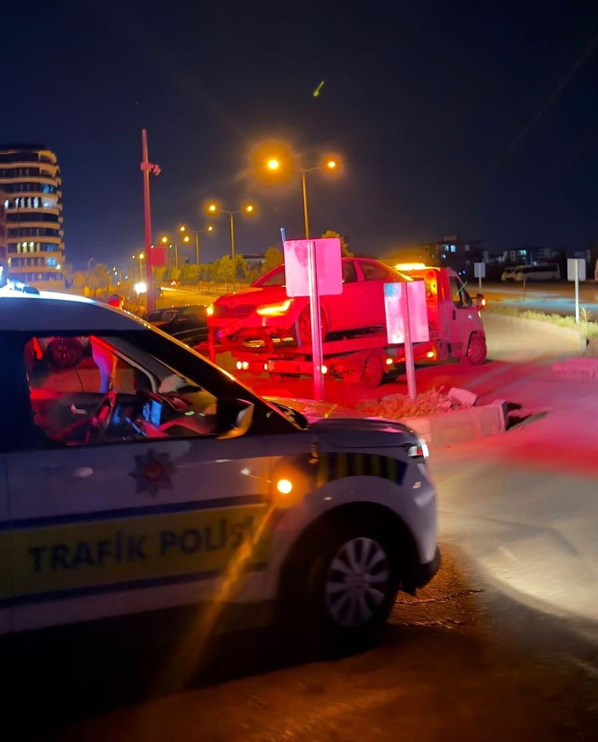 Adıyaman\'da Kaza: Otomobil Refüje Çıktı