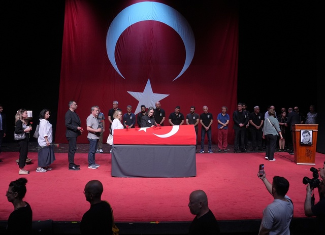 Usta oyuncuya veda...Zihni Göktay için tören düzenlendi