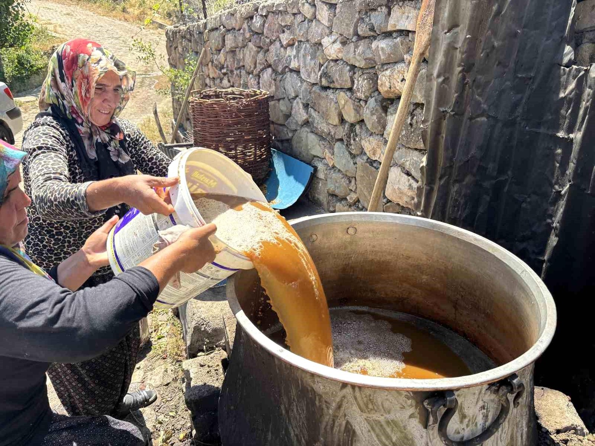 Bingöl\'de Geleneksel Dut Pekmezi Üretimi