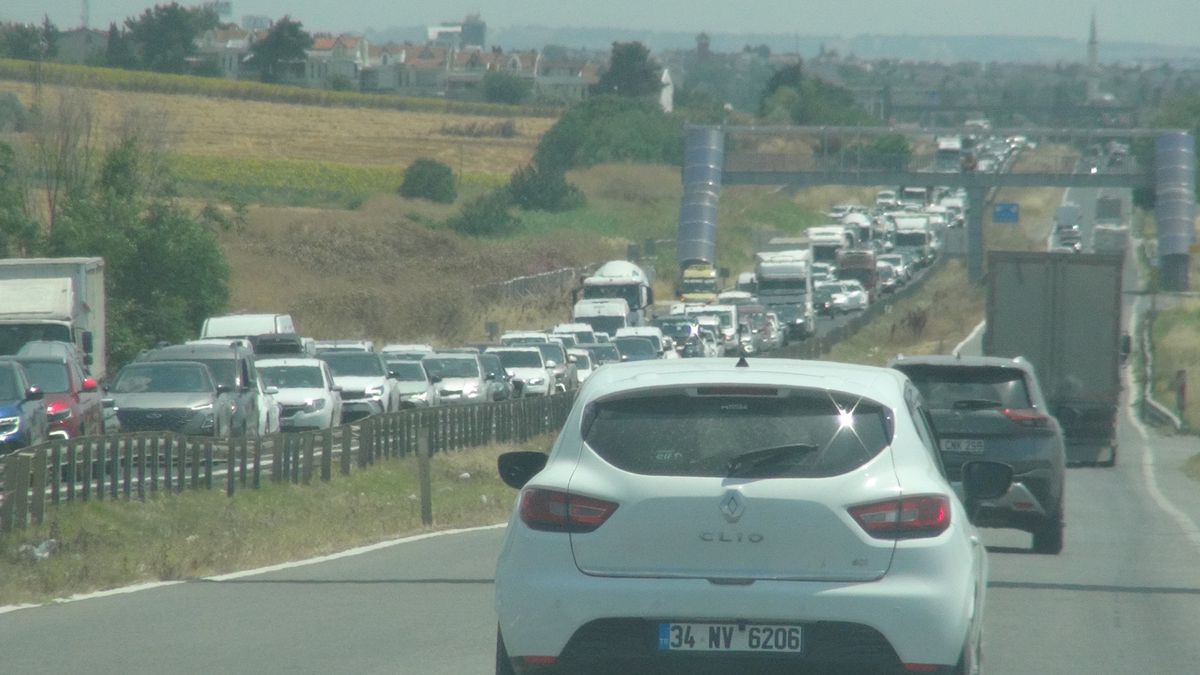 Silivri\'de Kamyon Devrildi: Şoför Yaralı