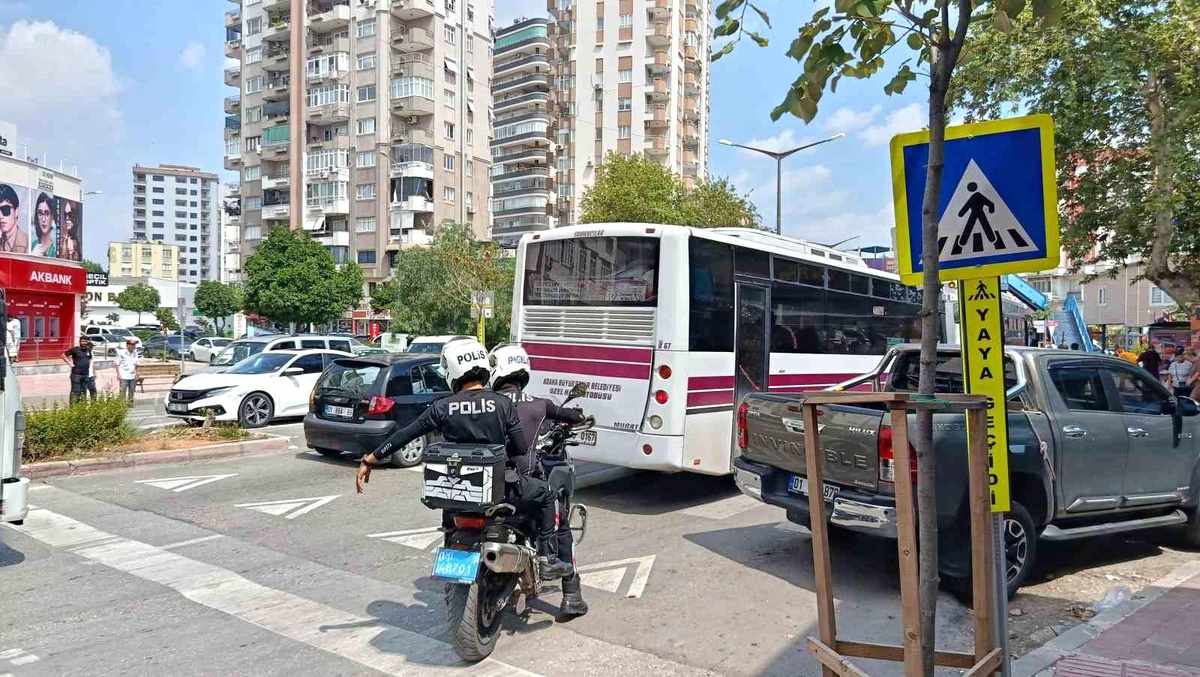 Adana\'da Minibüs Kazası: Genç Kız Hayatını Kaybetti