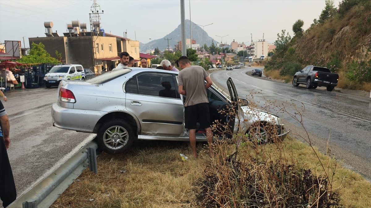 Kozan\'da Otomobil Bariyere Çarptı: 1 Yaralı
