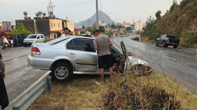Kozan’da Otomobil Bariyere Çarptı: 1 Yaralı