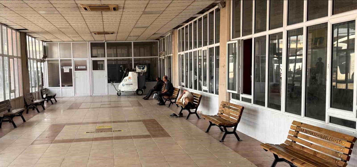 Adana sıcağı otogarda çileye dönüştü, vatandaş isyan etti