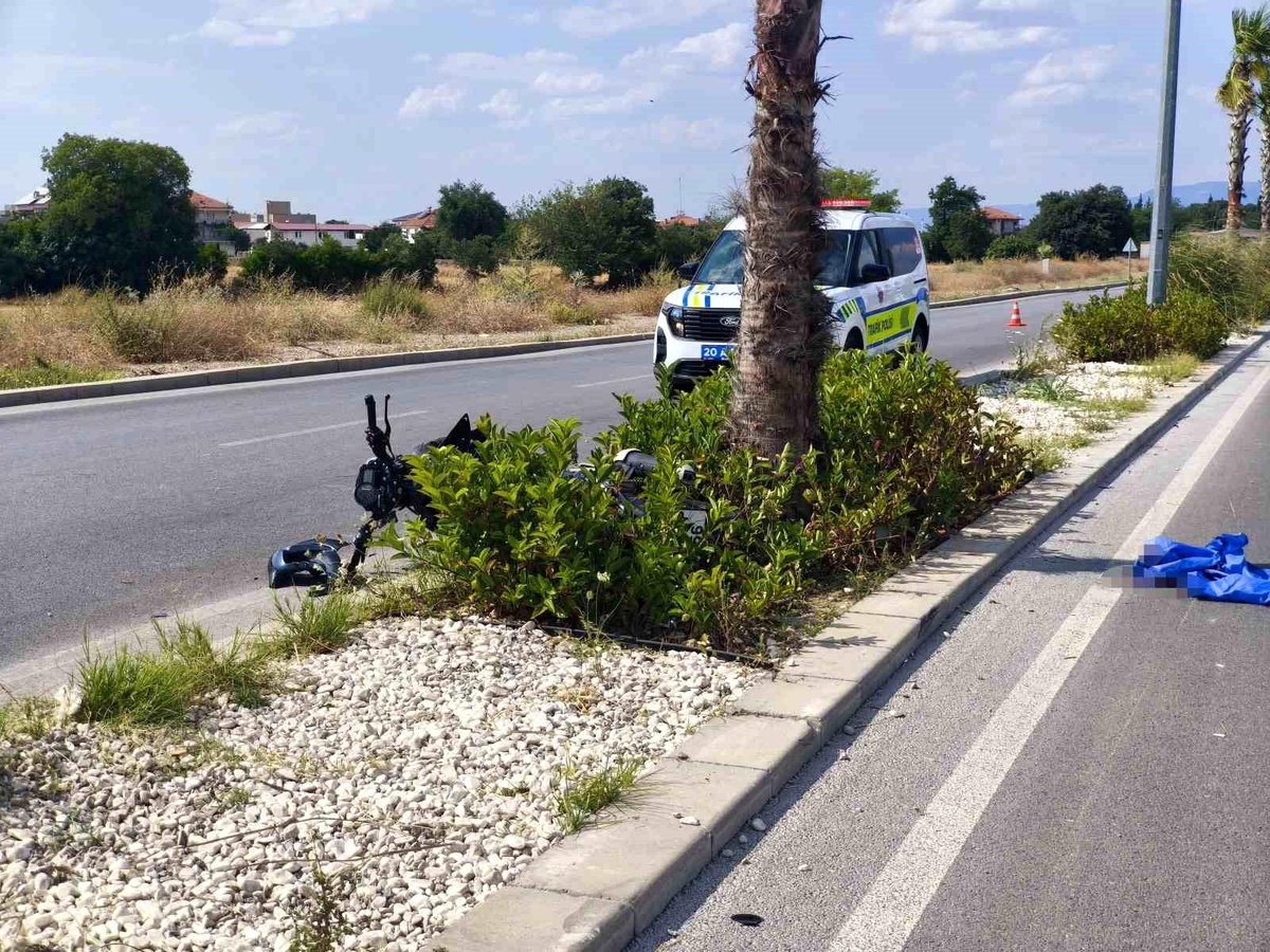 Ağaca çarpan motosikletin sürücüsü yaşam mücadelesini kaybetti