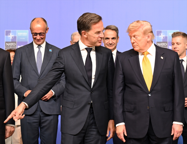 Aile fotoğrafına damga vuran an! Rutte espri yaptı, Rama'nın yüzü düştü