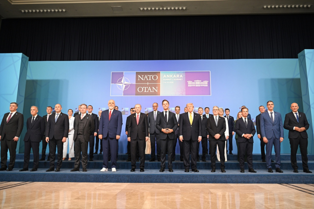 Aile fotoğrafına damga vuran an! Rutte espri yaptı, Rama'nın yüzü düştü