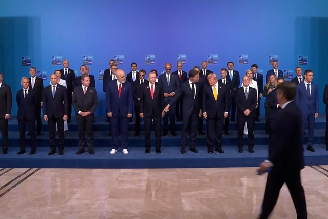 Aile fotoğrafına damga vuran an! Rutte espri yaptı, Rama’nın yüzü düştü