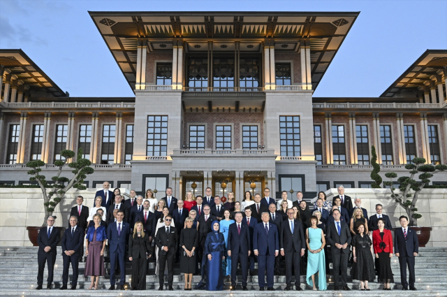 Aile fotoğrafında dikkat çeken an! Meloni, Trump'ı görünce başını çevirdi