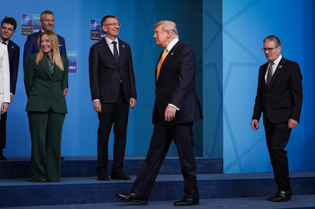 Aile fotoğrafında dikkat çeken an! Meloni, Trump'ı görünce başını çevirdi